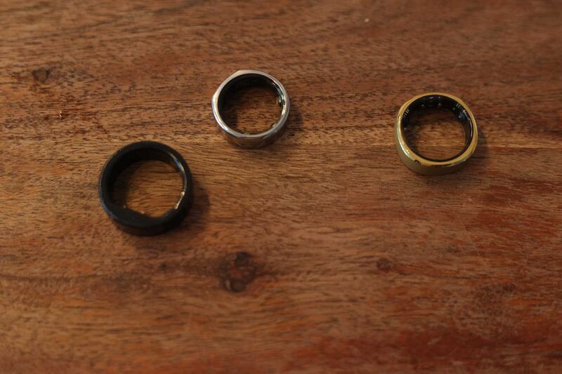Man sieht verschiedene Smart Ringe.